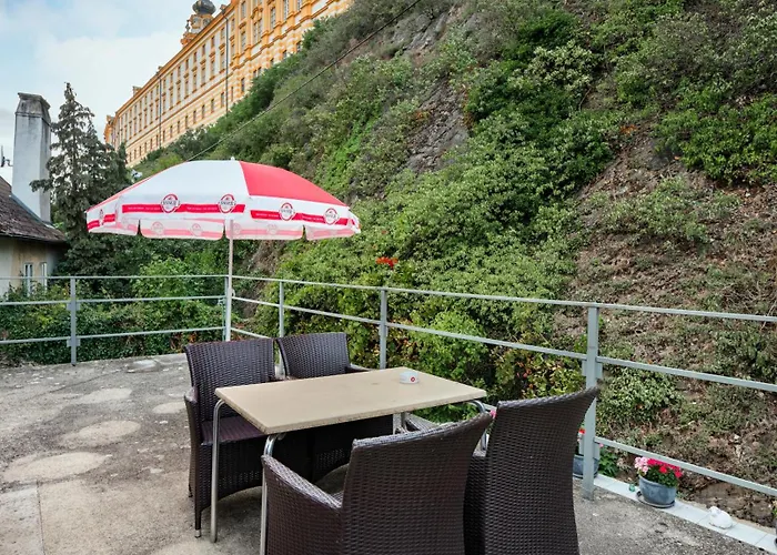 マダル カフェ レストラン ツム フルステン 2*