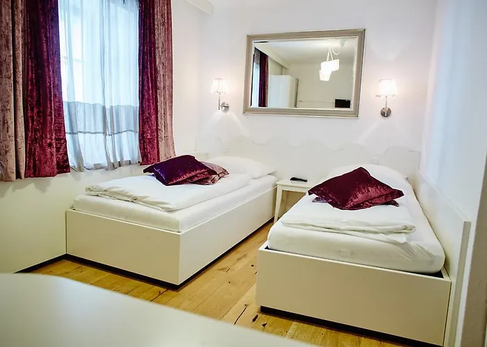 Madar Cafe Restaurant Zum Fuersten