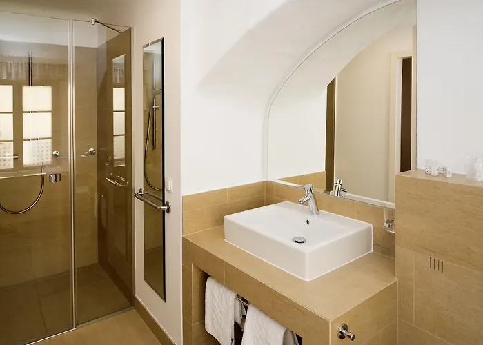 Madar Cafe Restaurant Zum Fuersten